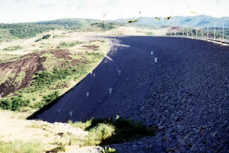 Vista lateral da barragem